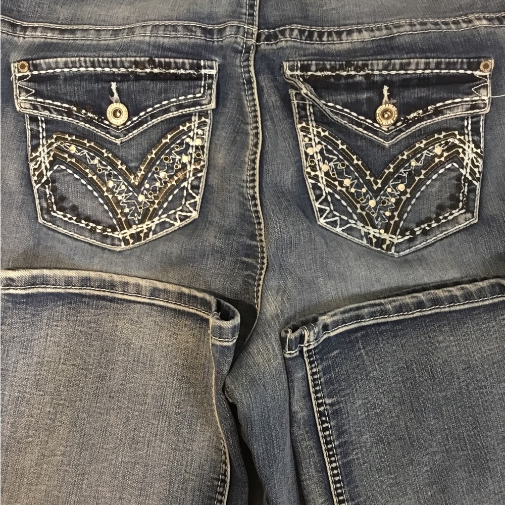 Hydraulic Women's Dark Blue Embroidered Boot Cut Jeans
Size 16W inseam 30” - Picture 7 of 11